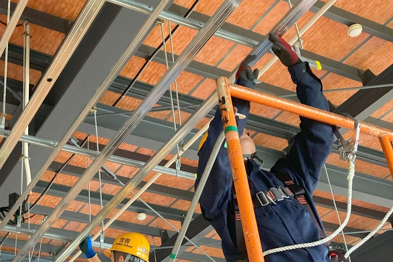 ローリングタワーでの作業風景